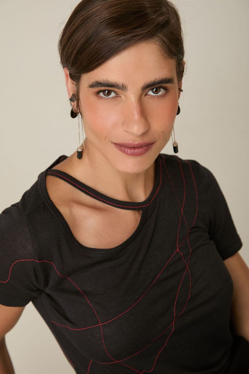 Blusa Preta de Malha com Presponto Vermelho