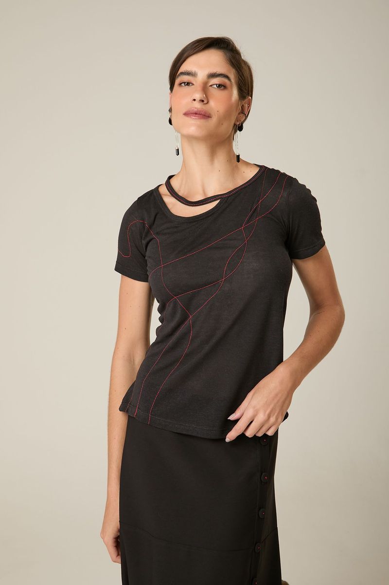 Blusa Preta de Malha com Presponto Vermelho