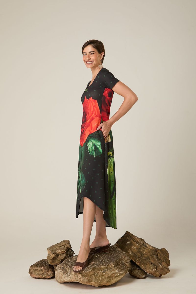 Vestido de Tule com Frufru e Decote Redondo Rosas