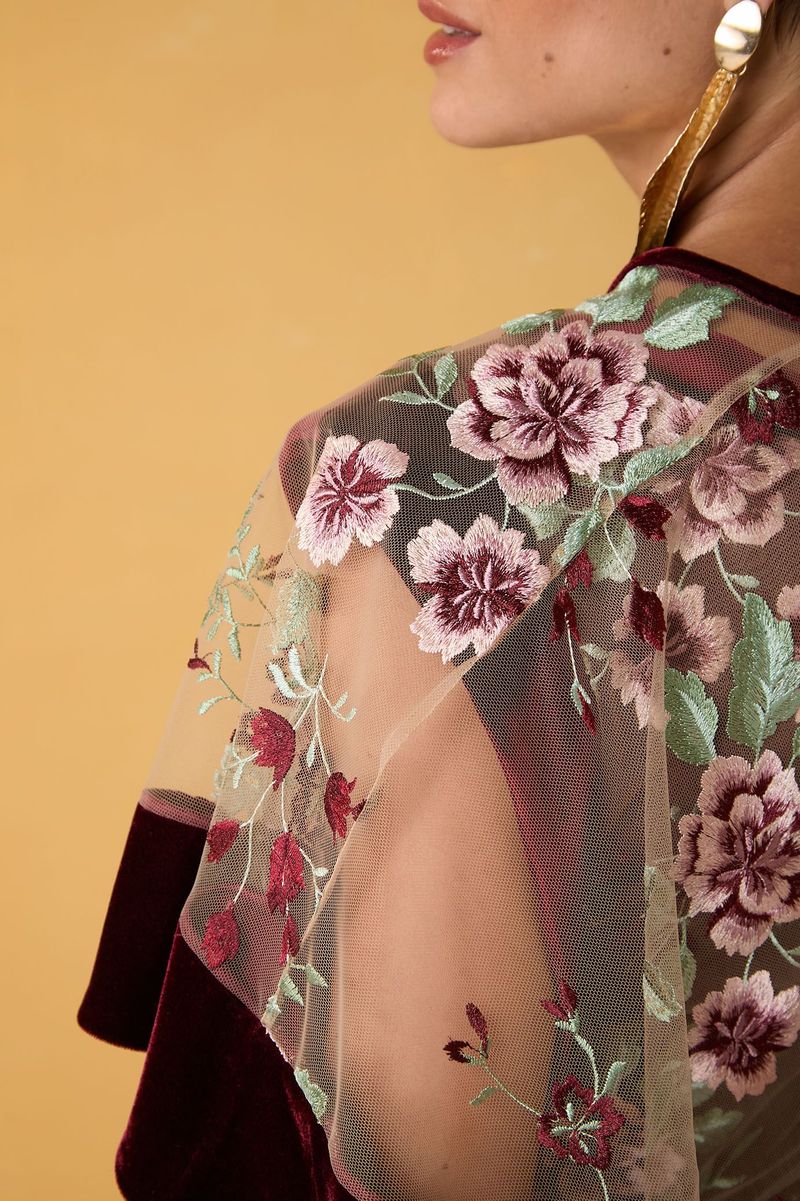 Bolero Feminino de Tule Bordado Floral com Veludo Vinho