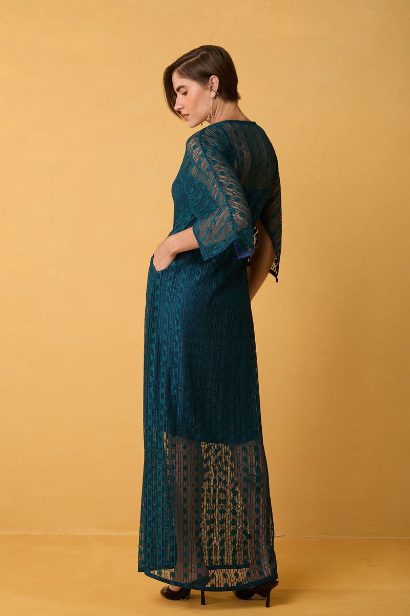 Vestido Longo de Renda com Manga 3/4 Aberta e Fenda
