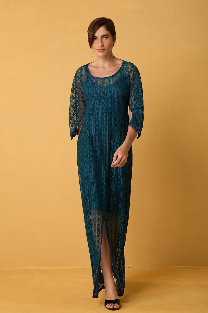 Vestido Longo de Renda com Manga 3/4 Aberta e Fenda