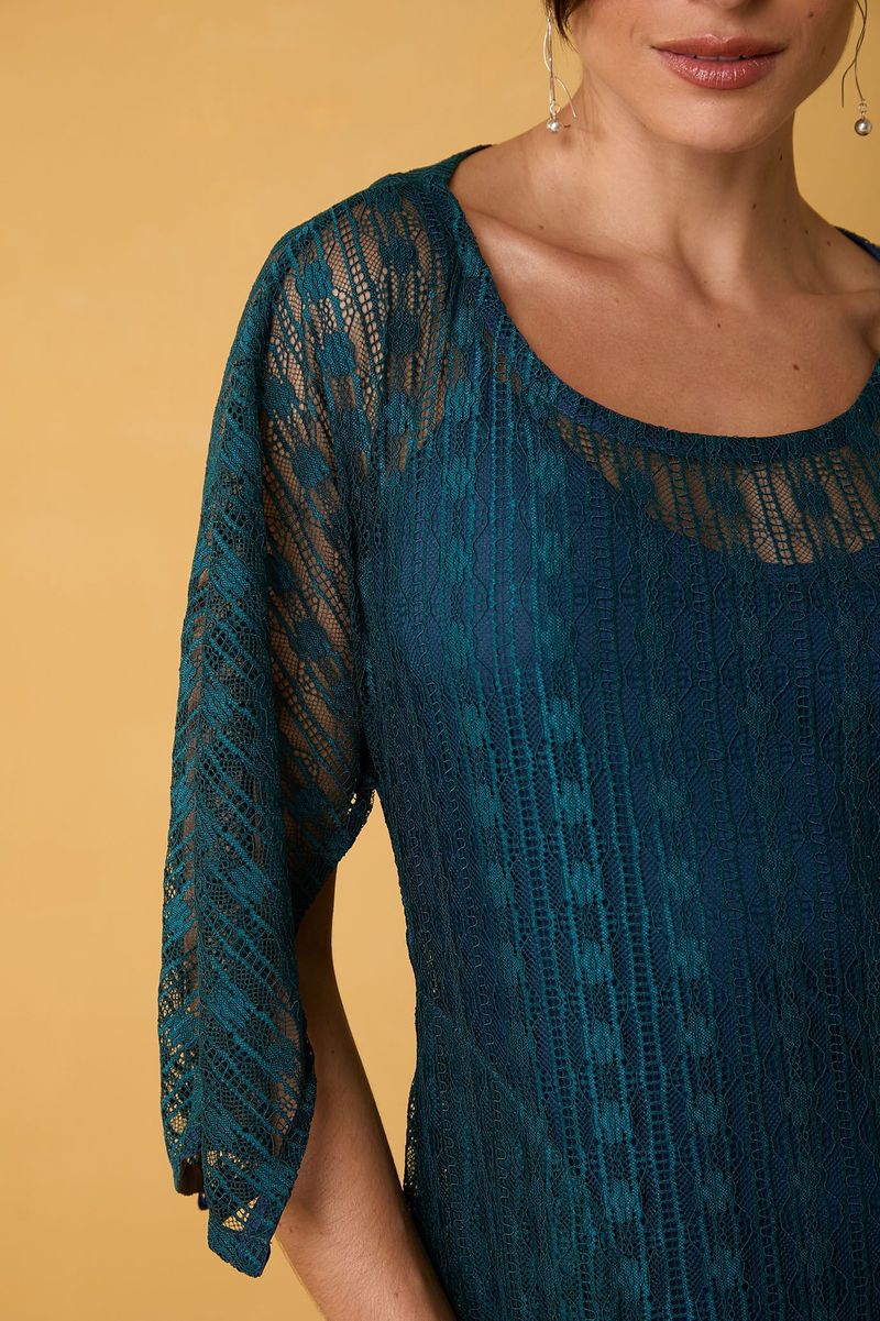 Vestido Longo de Renda com Manga 3/4 Aberta e Fenda