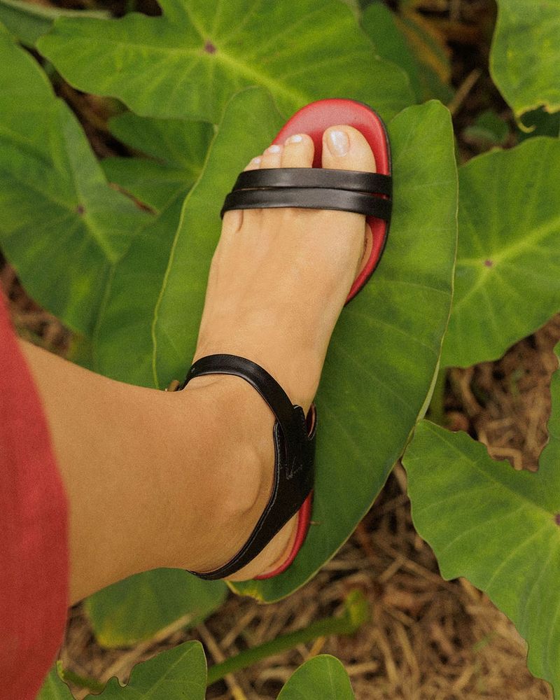 Sandália Rasteira Isis Preto e Vermelho