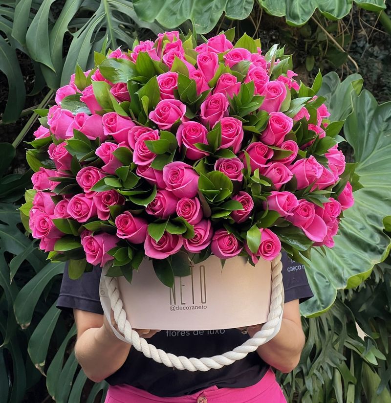 Arranjo Só Rosas com Folhagem