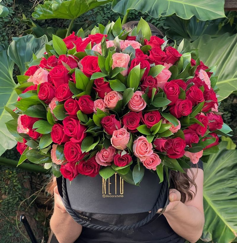 Arranjo Só Rosas com Folhagem