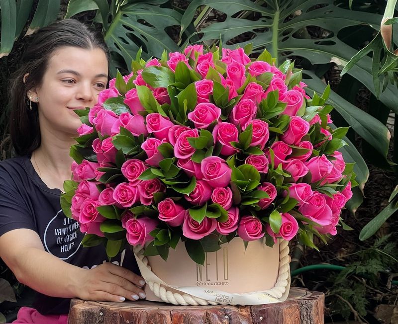Arranjo Só Rosas com Folhagem