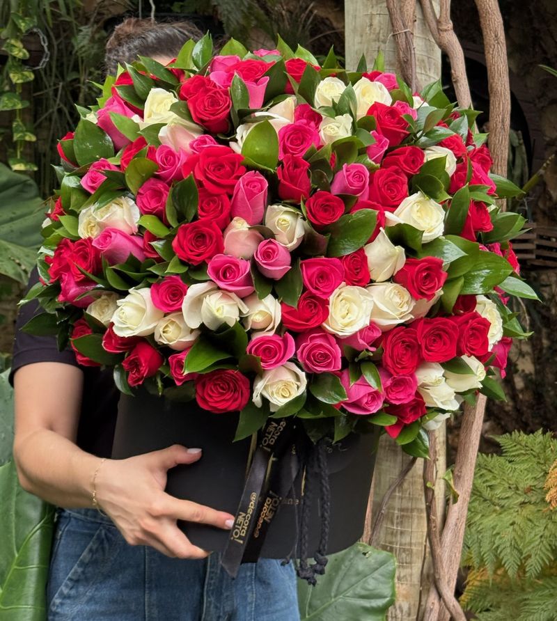 Arranjo Só Rosas com Folhagem