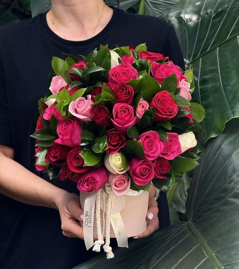 Arranjo Só Rosas com Folhagem