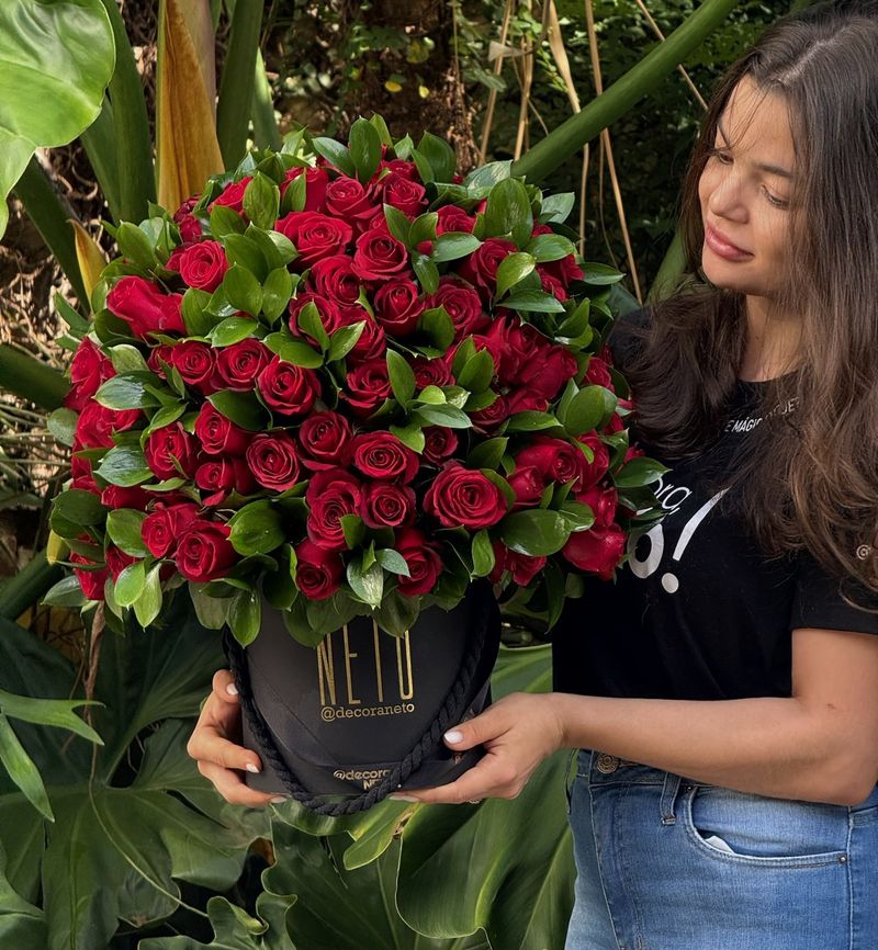 Arranjo Só Rosas com Folhagem