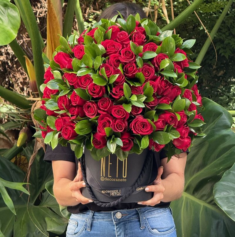 Arranjo Só Rosas com Folhagem