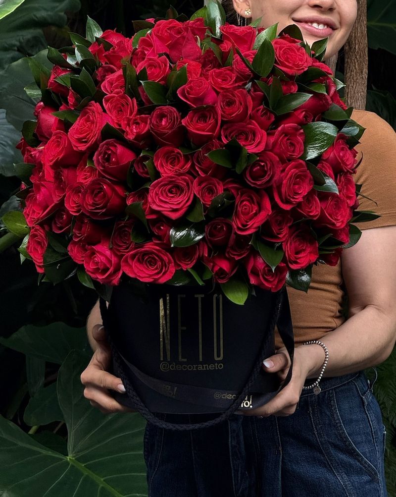 Arranjo Só Rosas com Folhagem