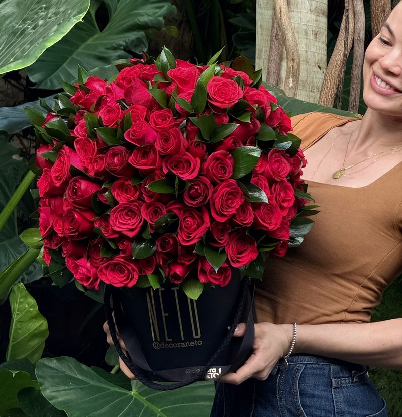 Arranjo Só Rosas com Folhagem