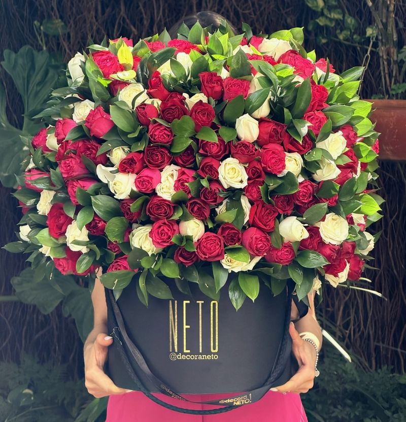 Arranjo Só Rosas com Folhagem