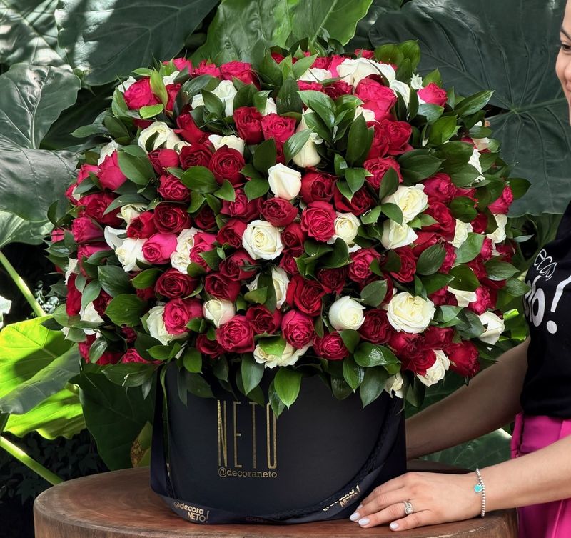 Arranjo Só Rosas com Folhagem