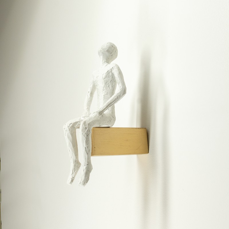 Escultura de parede - homem sentado