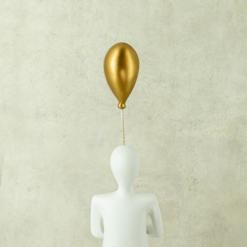 Escultura Menino com balão dourado