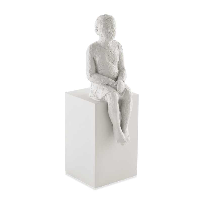 Escultura menino sentado