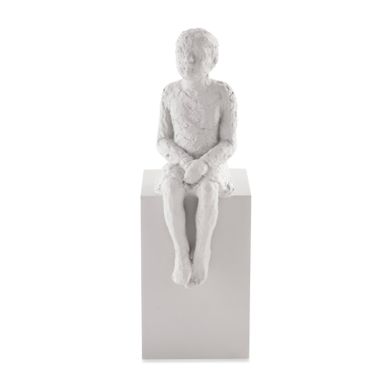 Escultura menino sentado