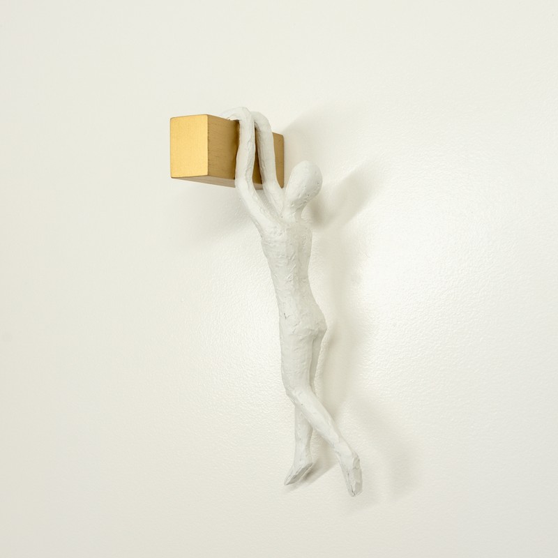Escultura de parede - homem escalando (lateral)