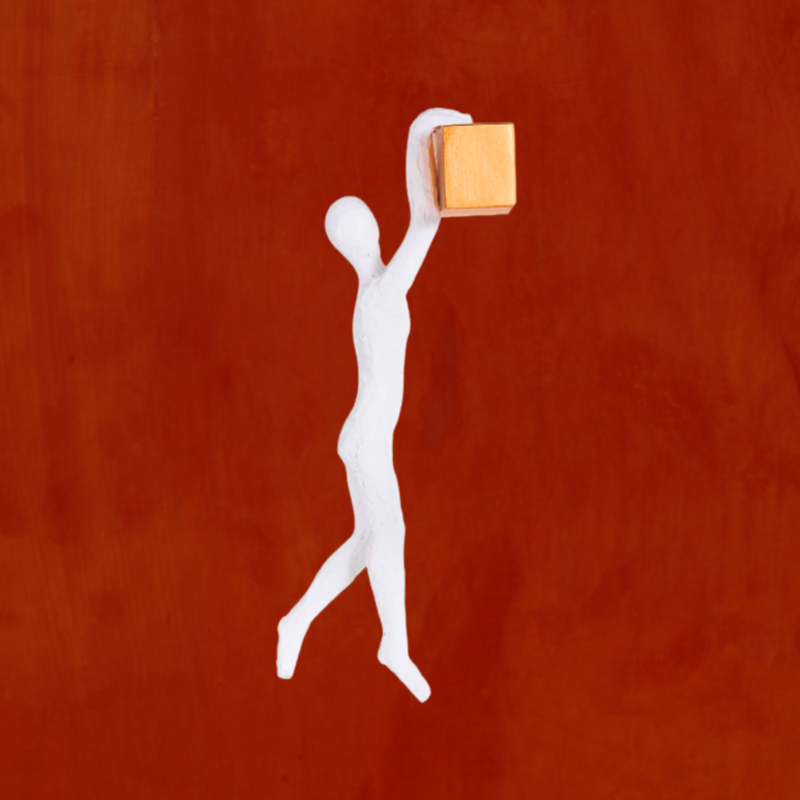 Escultura de parede - homem escalando (lateral)