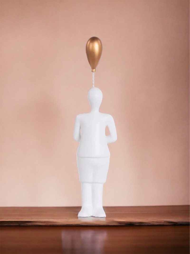 Escultura Menino com balão dourado