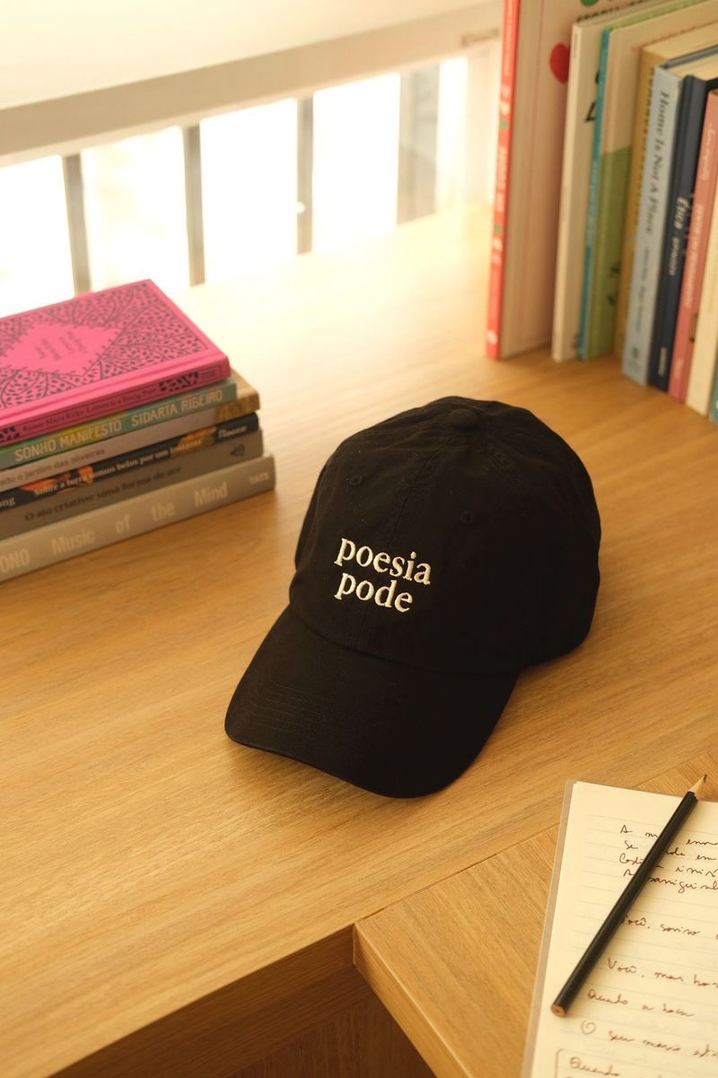 Boné Poesia Pode