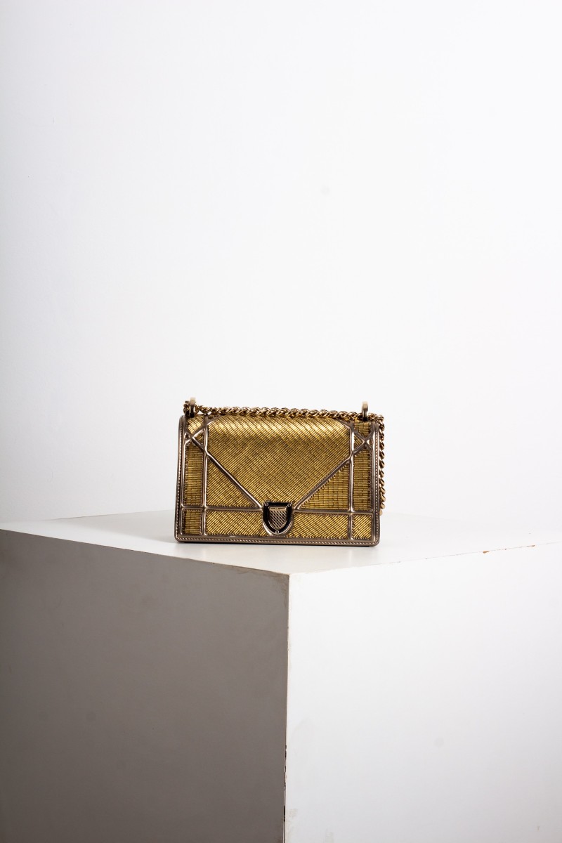 Bolsa Dior Diorama dourada canutilhos
