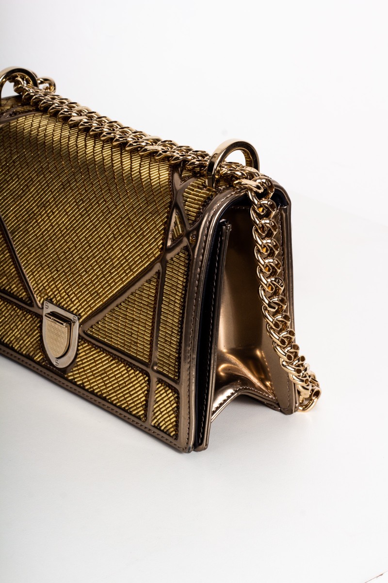 Bolsa Dior Diorama dourada canutilhos