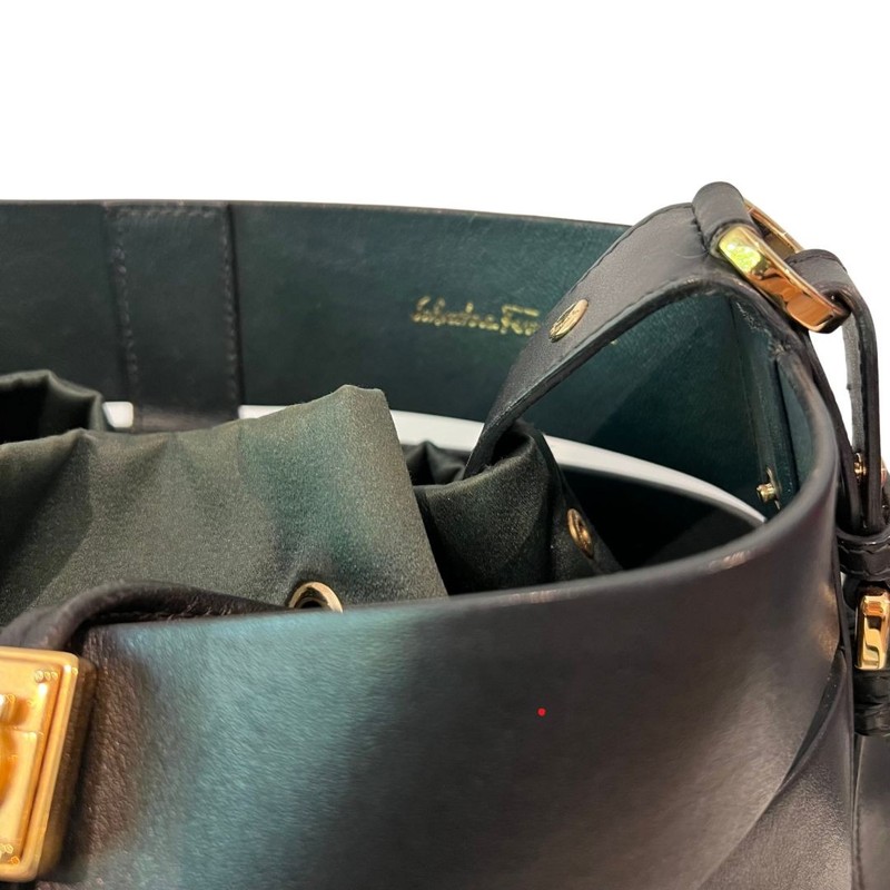 Bolsa Salvatore Ferragamo Bucket Preta