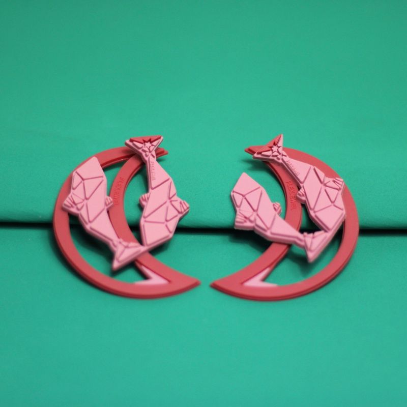 Brinco Peixes E Lua Rosa Com Vermelho