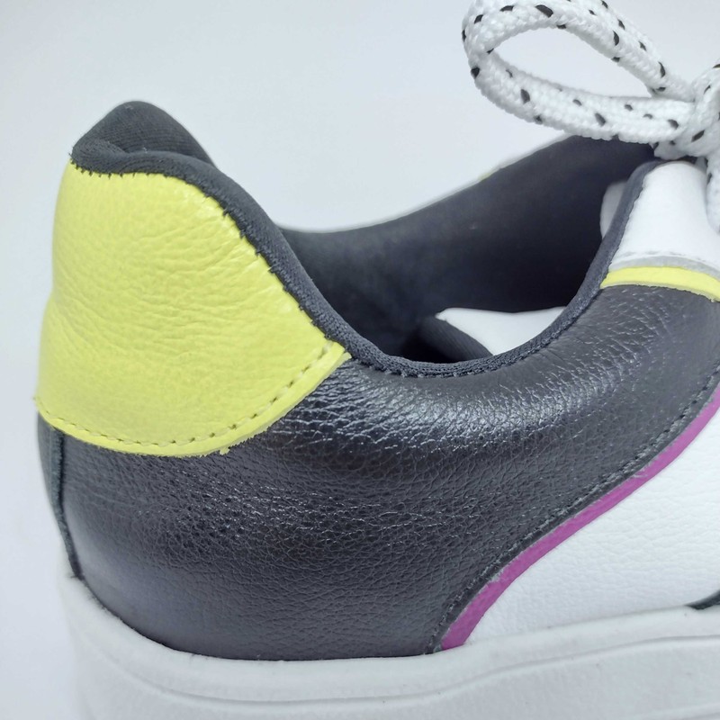 TENIS MC COURO COM FILETE NEON / PRETO -