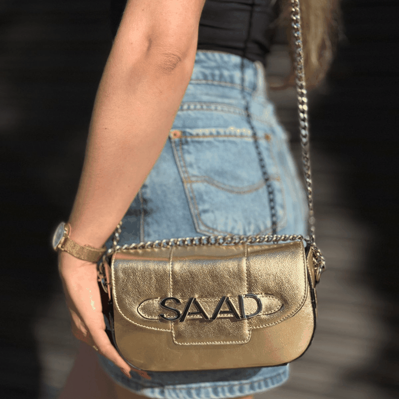 BOLSA  SAAD CROSSBODY  LOGO METALIZADO DOURADO