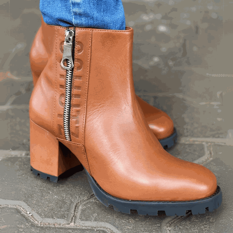 BOTA SCHUTZ CANO MÉDIO SALTO BLOCO COURO CARAMELO S2055600380001U