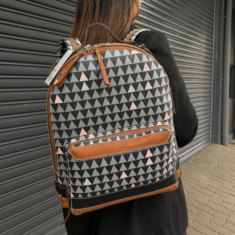 MOCHILA SCHUTZ NEW TRIANGLE LUCY MARROM S5001811830010