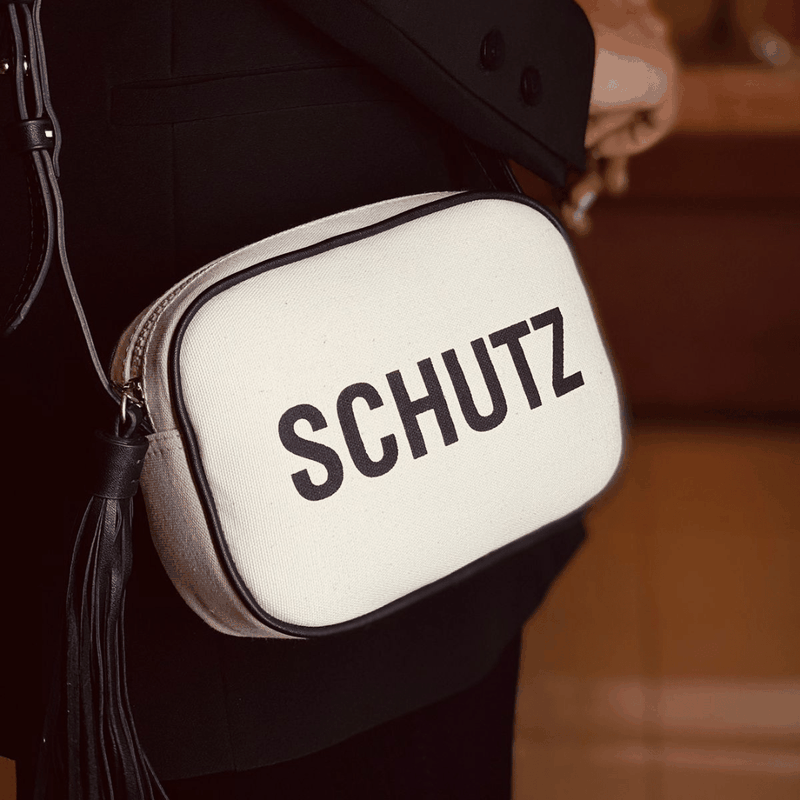 BOLSA SCHUTZ KATE PEQUENA LOGO 