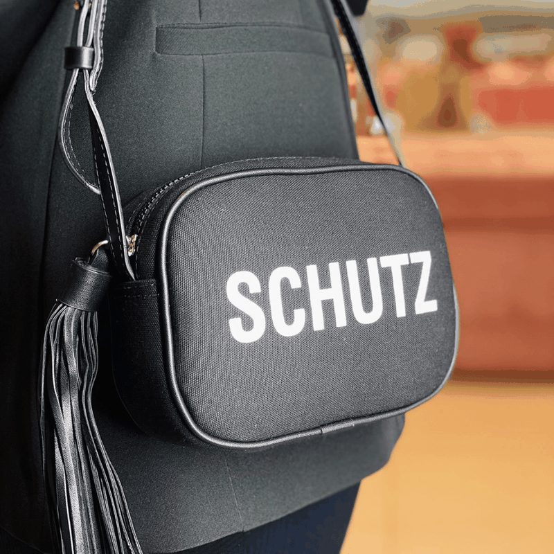 BOLSA SCHUTZ KATE PEQUENA LOGO 