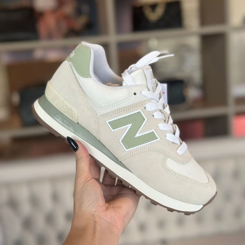 TENIS NEW BALANCE 574 NOBUCK BEGE / VERDE MUSGO