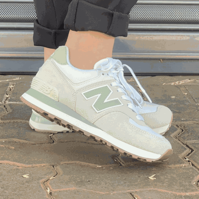 TENIS NEW BALANCE 574 NOBUCK BEGE / VERDE MUSGO