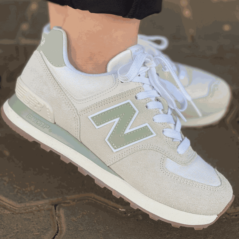 TENIS NEW BALANCE 574 NOBUCK BEGE / VERDE MUSGO