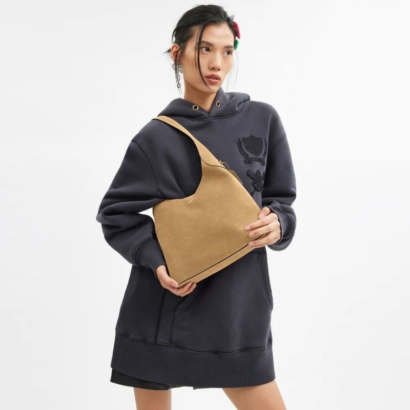 BOLSA COACH BROOKLYN SHOULDER 28 SUEDE BEGE