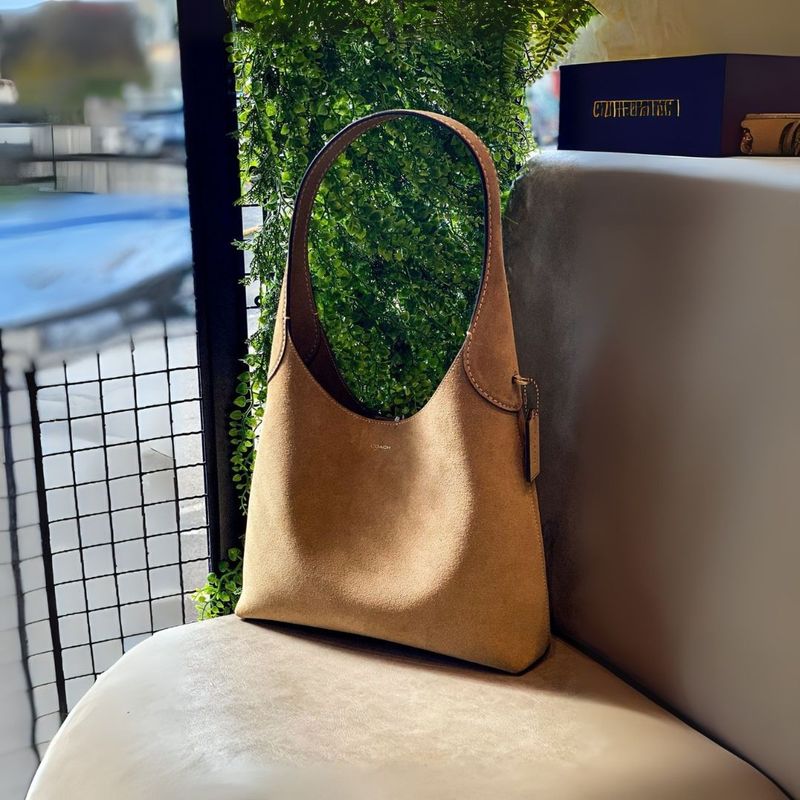 BOLSA COACH BROOKLYN SHOULDER 28 SUEDE BEGE