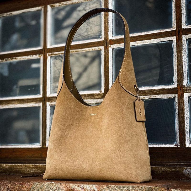 BOLSA COACH BROOKLYN SHOULDER 28 SUEDE BEGE