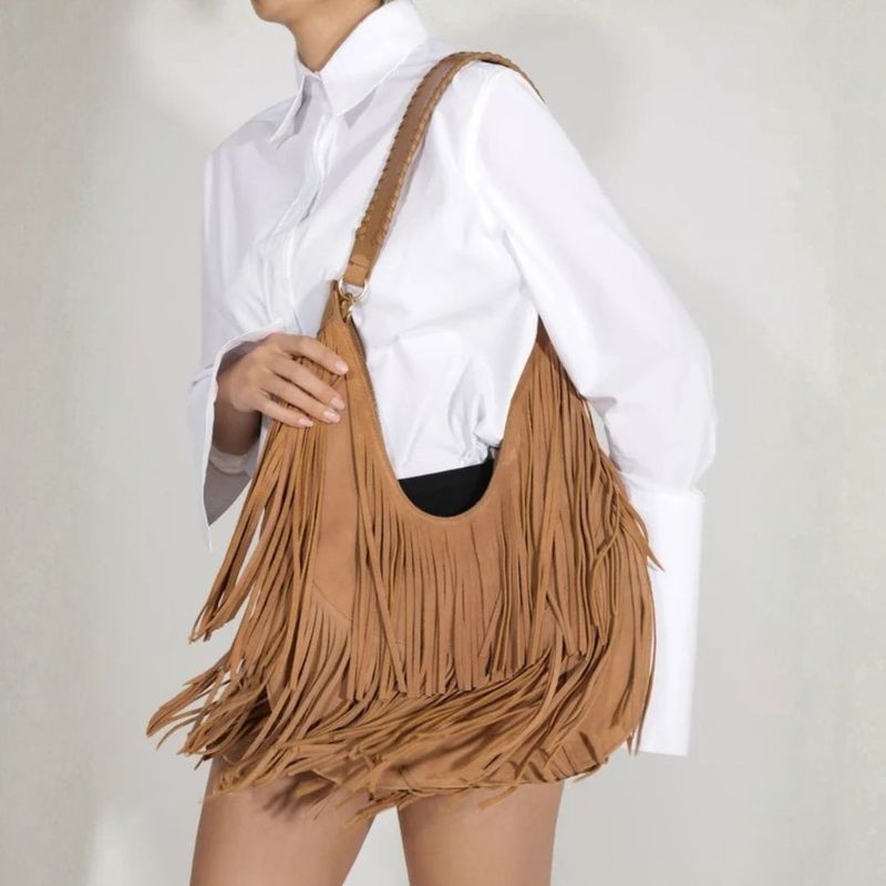 BOLSA SCHUTZ HOBO SUEDE FRANJAS CARAMELO