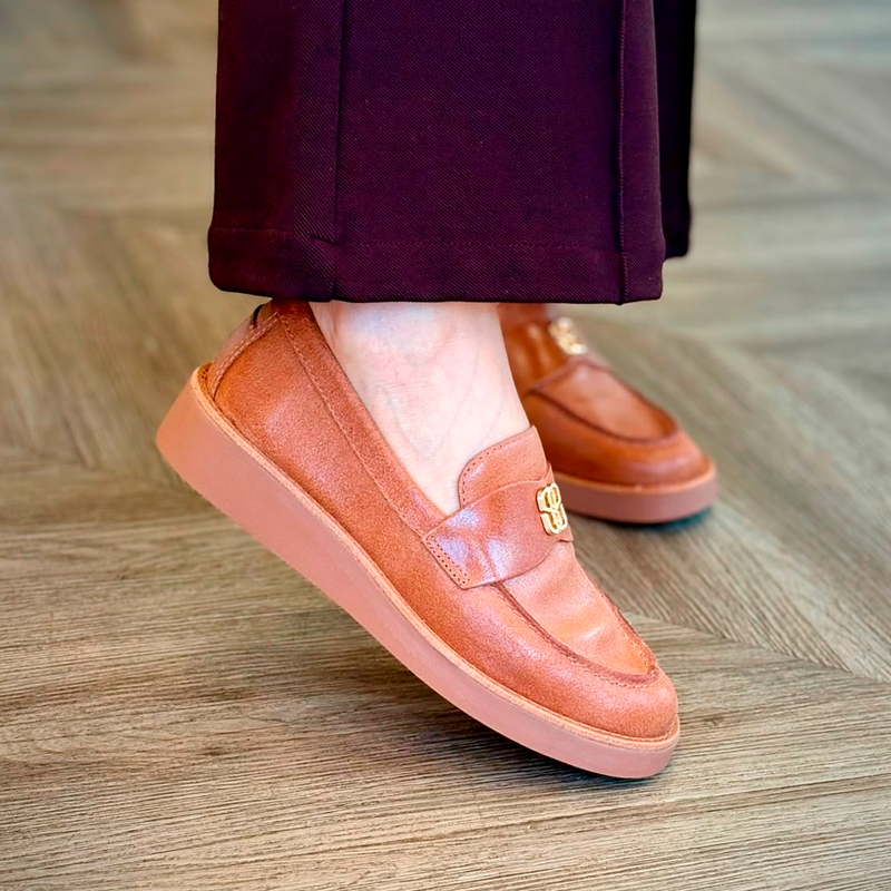 Mocassim  Schutz Bico Redondo Couro Camel