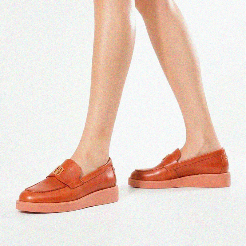 Mocassim  Schutz Bico Redondo Couro Camel