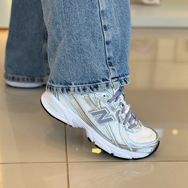 Tênis New Balance 740 Branco e Prata com Renda