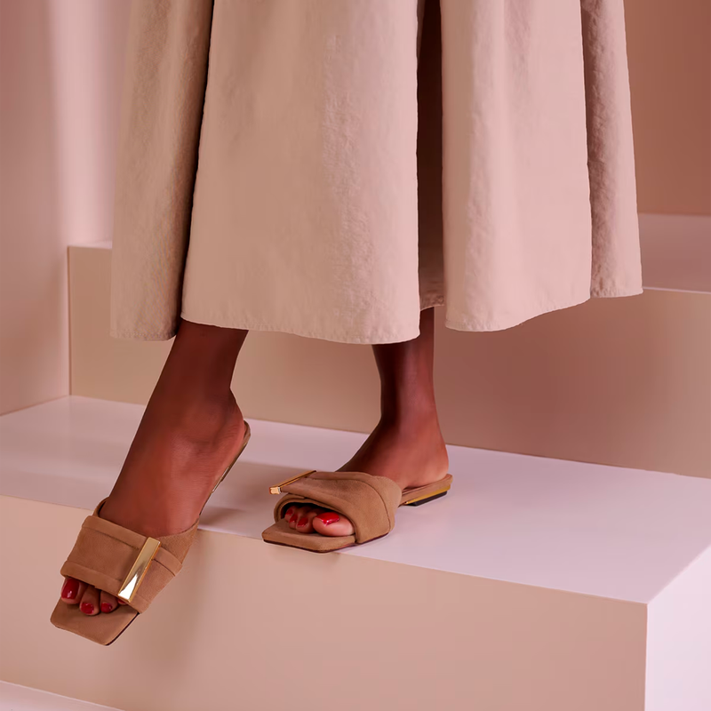 Sandália Flat Luiza Barcelos Camurça Fendi