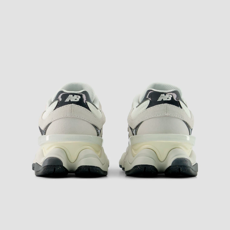 Tênis New Balance 9060 Off White com Detalhes