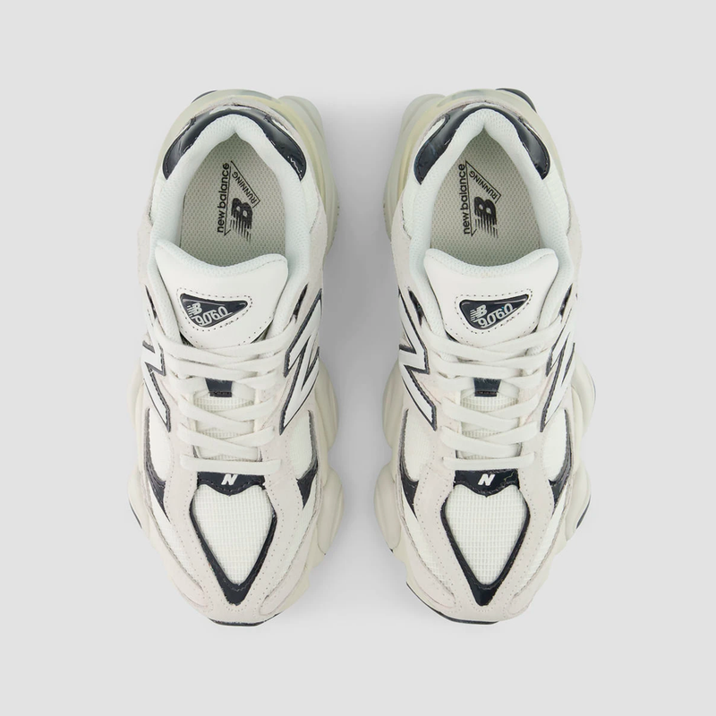 Tênis New Balance 9060 Off White com Detalhes